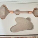 Kоролевский ролик и гуаша скребок для лица, шеи массажер PINK 1+1 (подарочная упаковка)