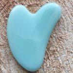 Guāša masāžai skrubeklis no nefrīta sirds